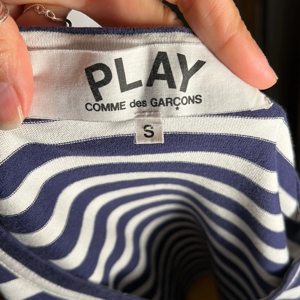Comme des Garcons PLAY
Striped Red Heart Long-Sleeve Shirt - Picture 4 of 4